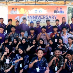 SMAN 2 Gerung Rayakan HUT dengan Peduli Lingkungan