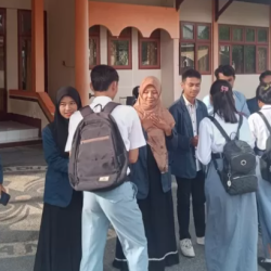 Budaya 3S Warnai Pagi di SMAN 2 Gerung, Mahasiswa FKIP Unram Ikut Tanamkan Karakter Positif Lewat Program Asistensi Mengajar
